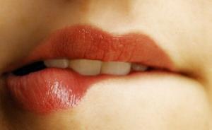 成人咬下嘴唇训练视频,成人咬唇训练视频攻略-第2张图片-午夜无码影院