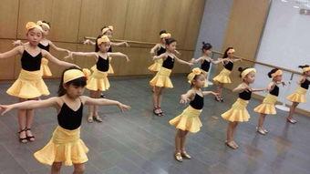 成人动感拉丁舞视频,跟随视频领略热情四溢的舞步魅力-第3张图片-午夜无码影院